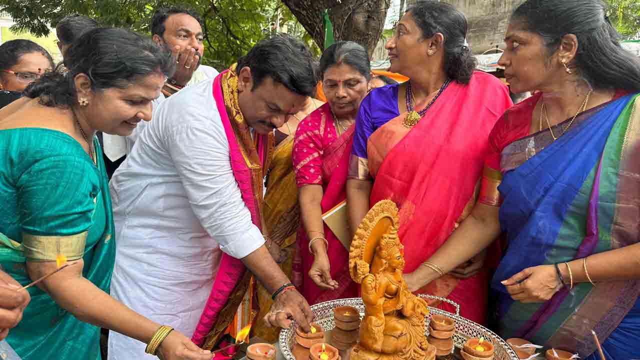 దీపావళి సందర్భంగా బీజేపీ ఆధ్యర్యంలో తిరుపతిలో మట్టి ప్రమిదల పంపిణీ