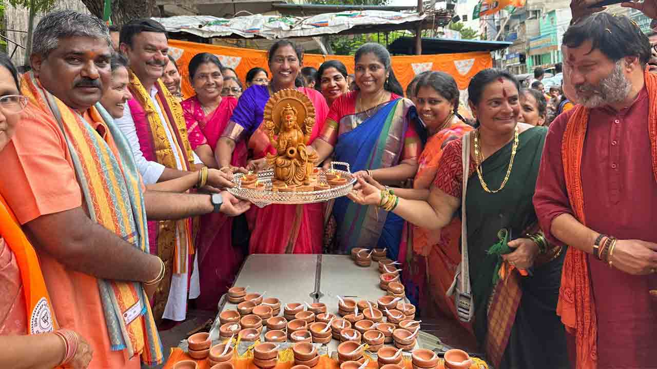 దీపావళి సందర్భంగా బీజేపీ ఆధ్యర్యంలో తిరుపతిలో మట్టి ప్రమిదల పంపిణీ