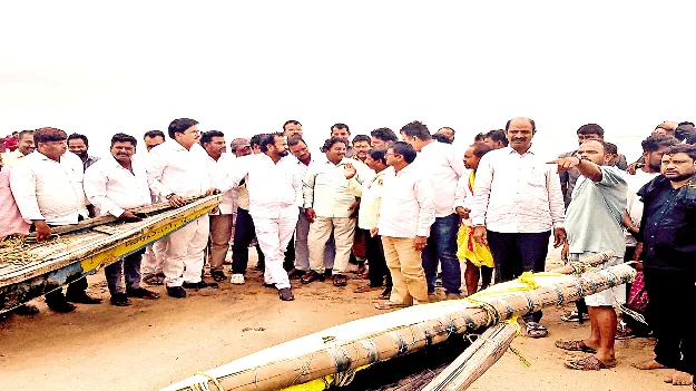 తీర గ్రామాల్లో ఇన్‌చార్జి కలెక్టర్‌, ఎమ్మెల్యే పర్యటన