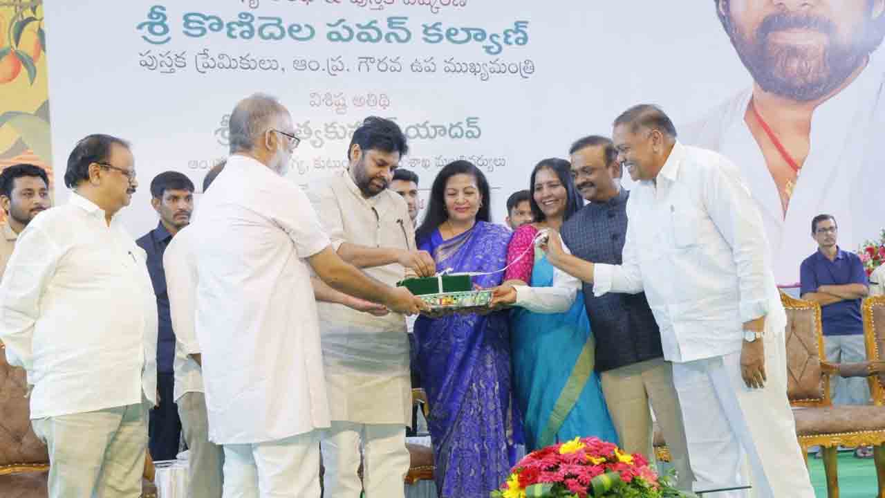 Pawan Kalyan: 'ఆమె సూర్యుడిని కబళించింది'పుస్తకం ఆవిష్కరించిన పవన్