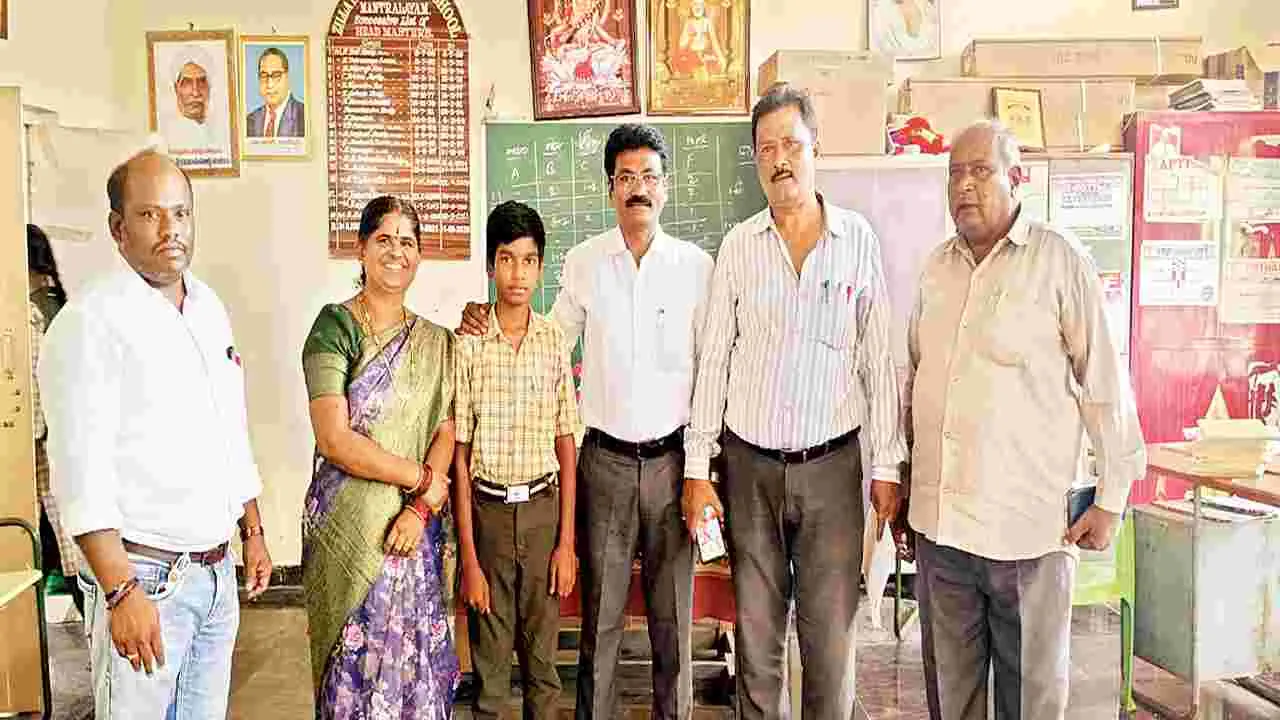 మాక్‌ అసెంబ్లీకి పెద్దకడబూరు విద్యార్థి