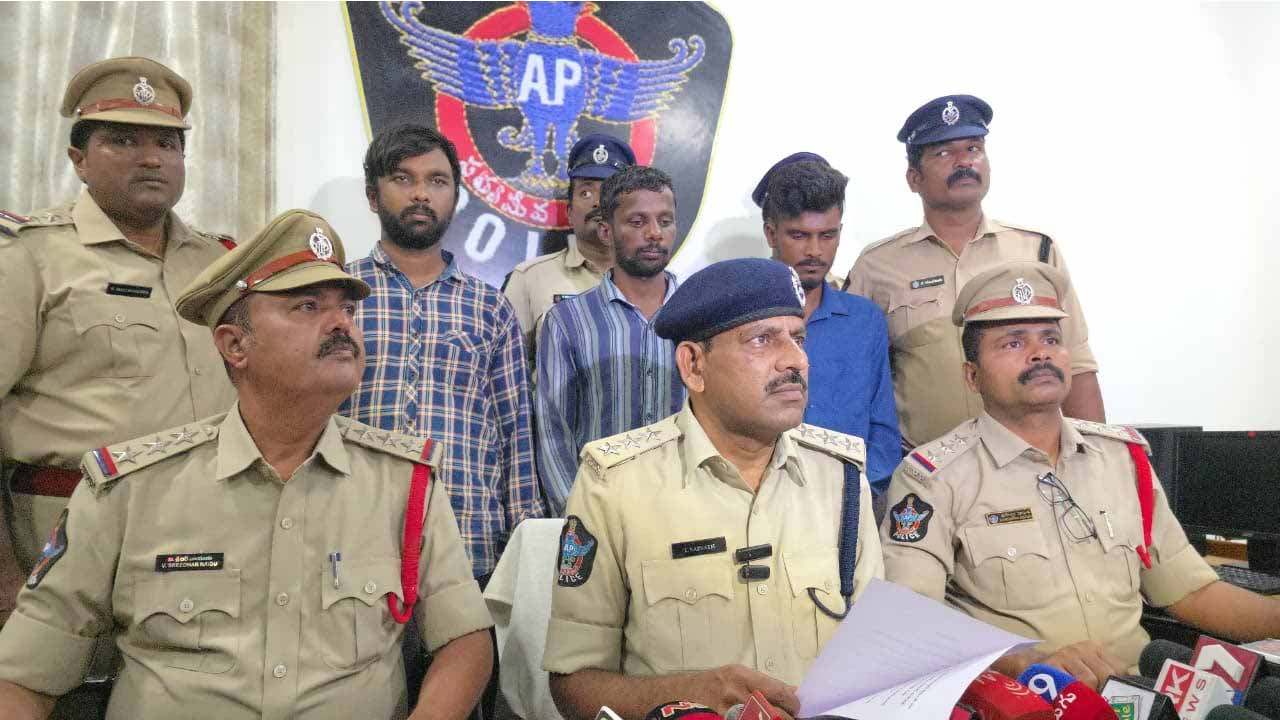 Chittoor District: అత్యాచార నిందితులకు బేడీలు.. నడి రోడ్డుపై ఊరేగింపు