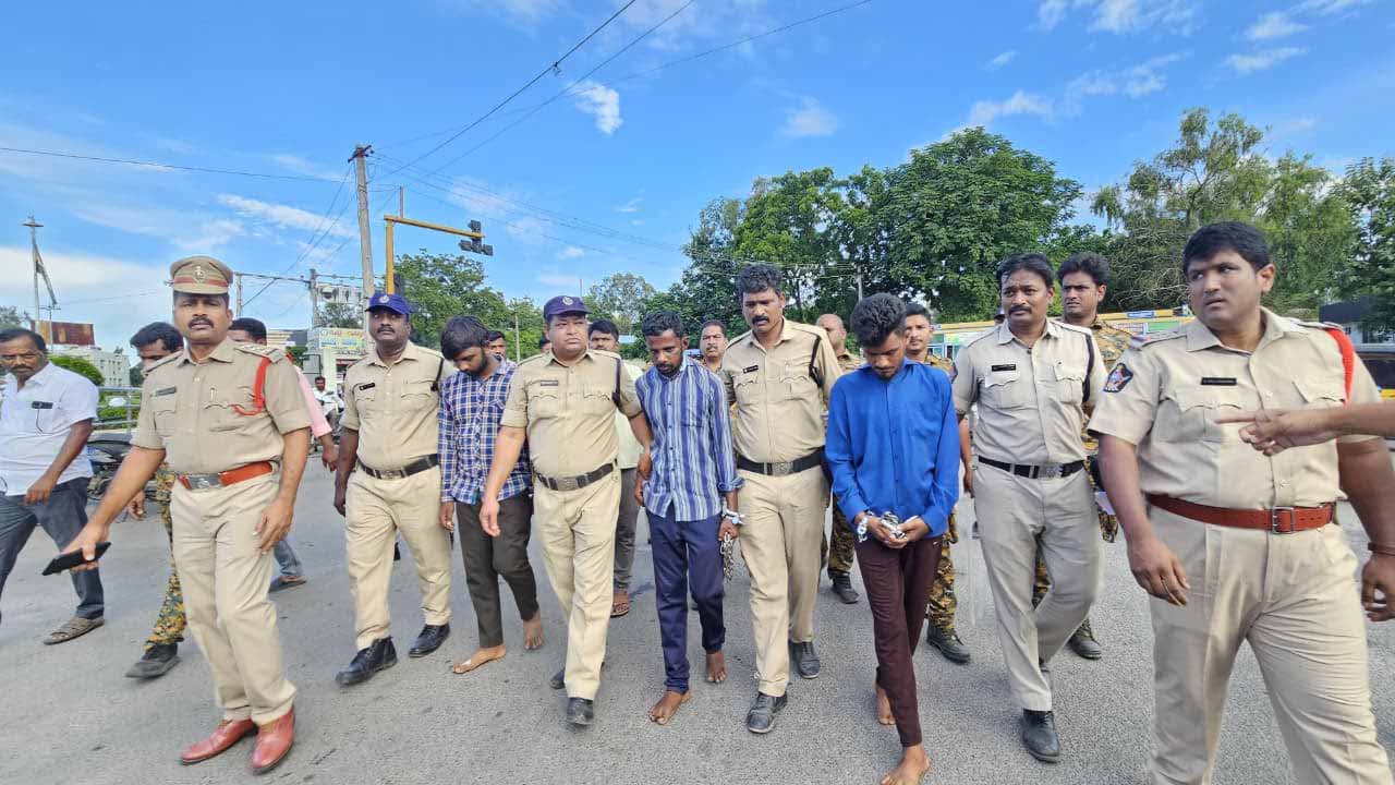 Chittoor District: అత్యాచార నిందితులకు బేడీలు.. నడి రోడ్డుపై ఊరేగింపు