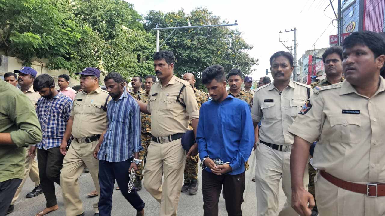 Chittoor District: అత్యాచార నిందితులకు బేడీలు.. నడి రోడ్డుపై ఊరేగింపు