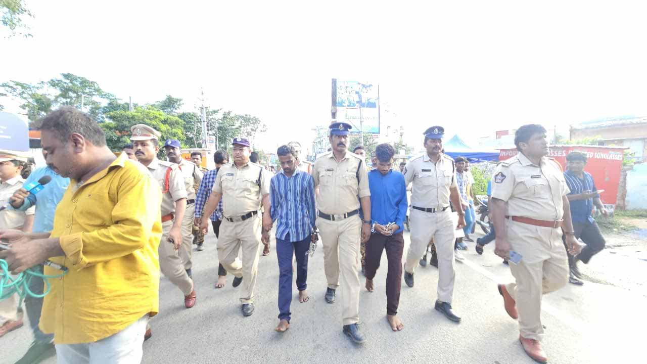 Chittoor District: అత్యాచార నిందితులకు బేడీలు.. నడి రోడ్డుపై ఊరేగింపు