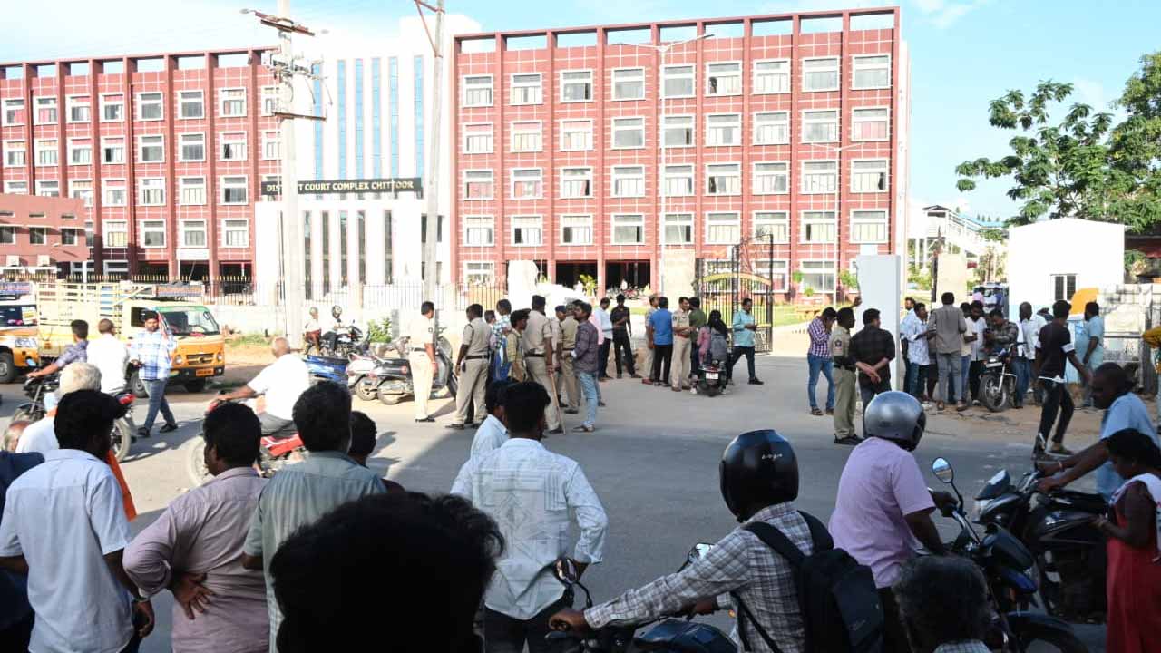 Chittoor District: అత్యాచార నిందితులకు బేడీలు.. నడి రోడ్డుపై ఊరేగింపు