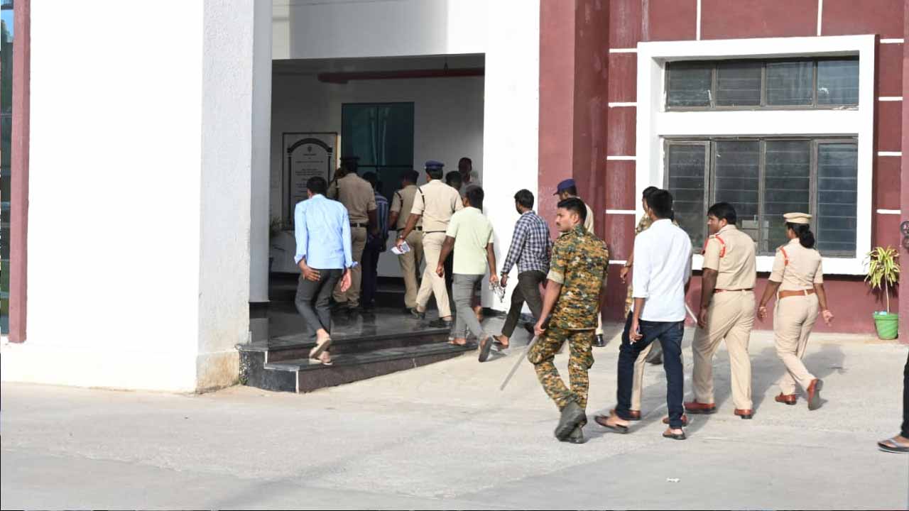 Chittoor District: అత్యాచార నిందితులకు బేడీలు.. నడి రోడ్డుపై ఊరేగింపు