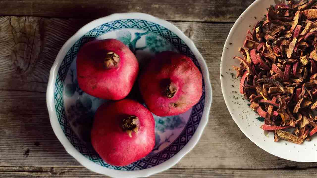 Health Tips: దానిమ్మ పండ్లు తిన్న తర్వాత.. తొక్కలు పడేస్తున్నారా.. ఈ విషయాలు తెలిస్తే.. 