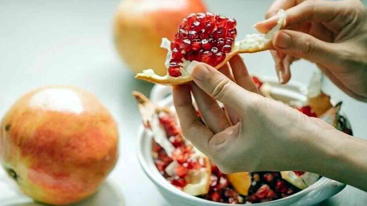 Health Tips: దానిమ్మ పండ్లు తిన్న తర్వాత.. తొక్కలు పడేస్తున్నారా.. ఈ విషయాలు తెలిస్తే.. 