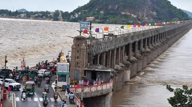 Prakasam Barrage: ప్రకాశం బ్యారేజీకి పోటెత్తిన నీరు.. అధికారులు అప్రమత్తం