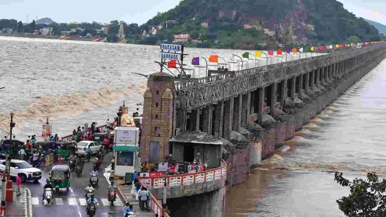 Prakasam Barrage: ప్రకాశం బ్యారేజీకి పోటెత్తిన నీరు.. అధికారులు అప్రమత్తం