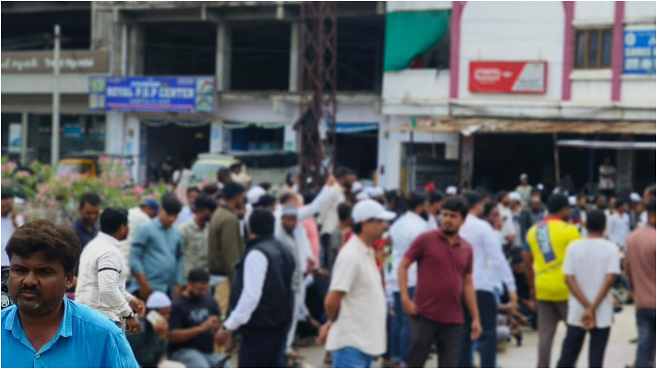 Vikarabad: తాండూరులో నిరసన.. మన్నెగూడ - హైదరాబాద్ రోడ్డు విస్తరణకు డిమాండ్