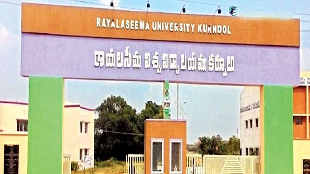    అన్నీ తానై..!