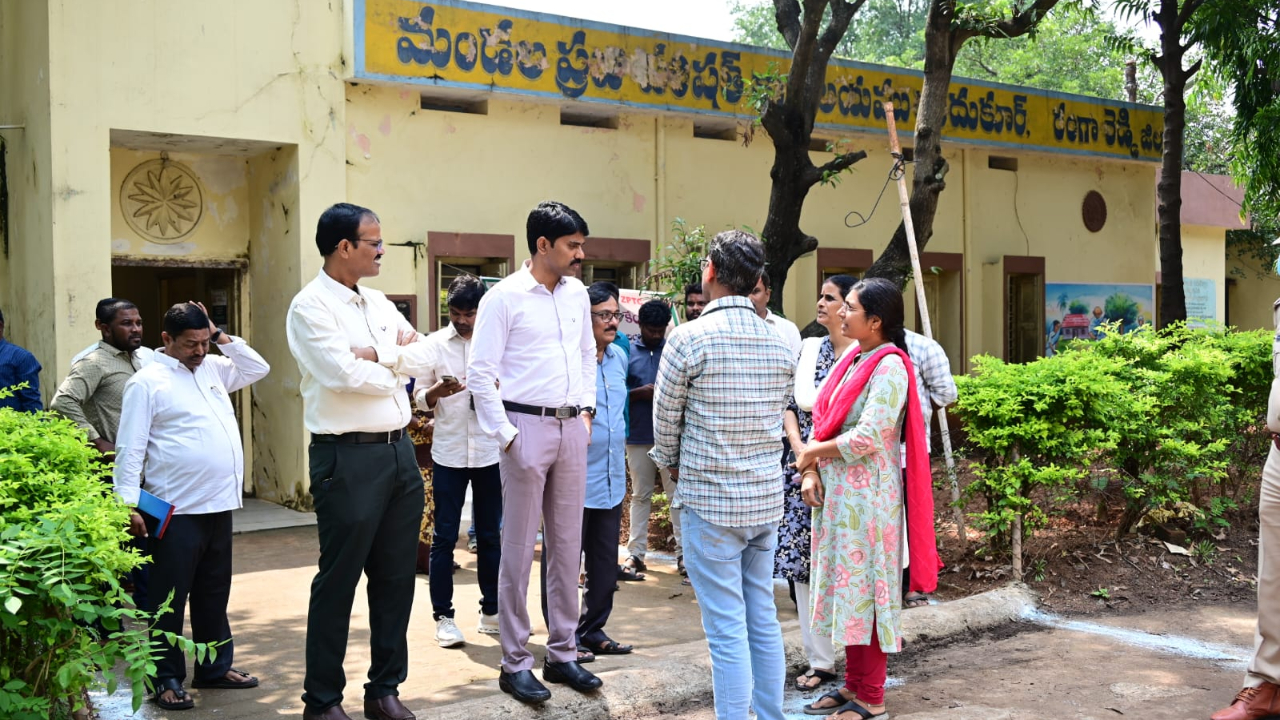 Ranga Reddy Collector visit: కందుకూరులో జెడ్పీటీసీ, ఎంపీటీసీ ఎన్నికల నామినేషన్లు