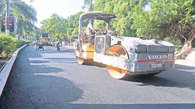 పెట్టుబడుల సదస్సుకు నగరం ముస్తాబు