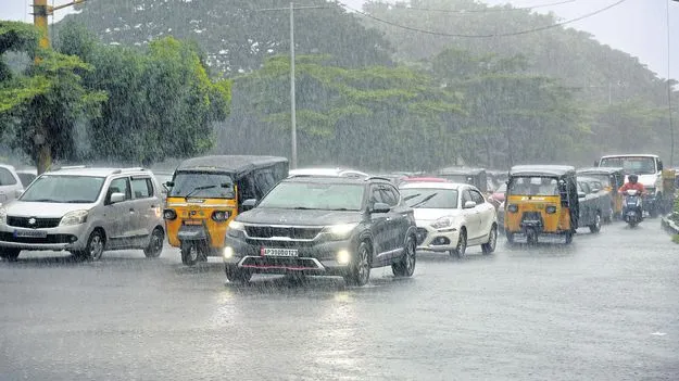 విశాఖ జిల్లాకు రెడ్‌ అలర్ట్‌