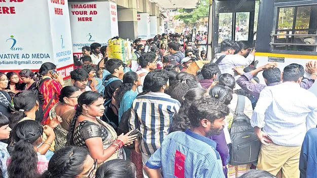 ఆర్టీసీకి దసరా తాకిడి