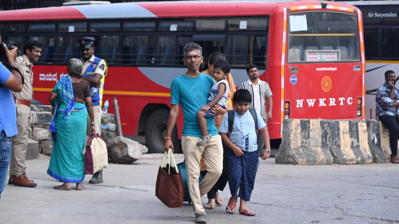  BC Bandh MGBS Impact: బీసీ బంద్‌.. బస్సుల కోసం బస్టాండ్లలో జనం పడిగాపులు..