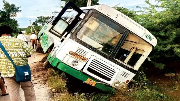 గుంతలో పడ్డ బస్సు