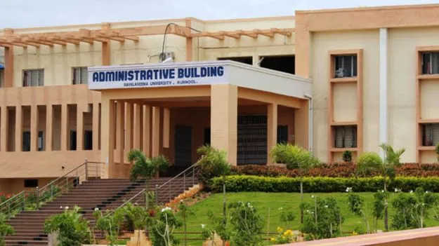 Rayalaseema University: రాయలసీమ యూనివర్సిటీలో వేటకొడవలితో విద్యార్థి హల్‌‌‌చల్ 