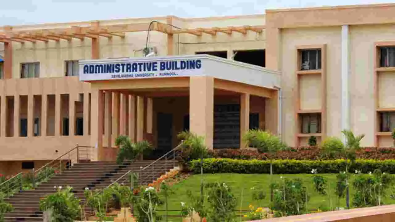 Rayalaseema University: రాయలసీమ యూనివర్సిటీలో వేటకొడవలితో విద్యార్థి హల్‌‌‌చల్ 