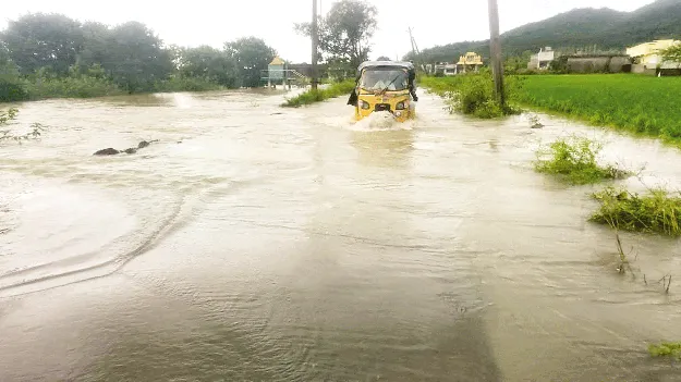 నీటి ఉధృతితో నిలిచిన రాకపోకలు