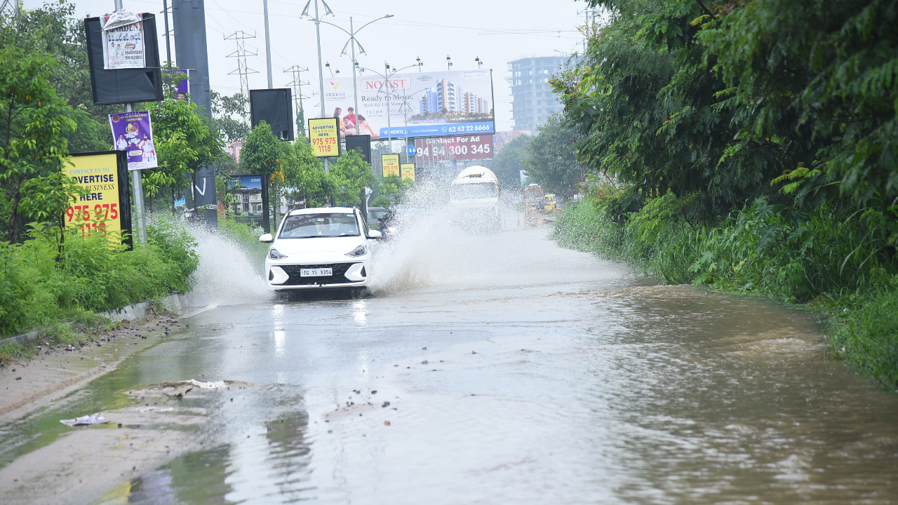 Vikarabad: ఉదృతంగా ప్రవహిస్తున్న శివరెడ్డి పేట్ చెరువు
