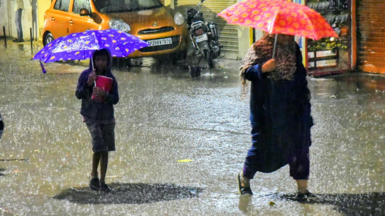 Hyderabad Rains:  హైదరాబాద్‌లో పలుచోట్ల దంచికొడుతున్న  వర్షం