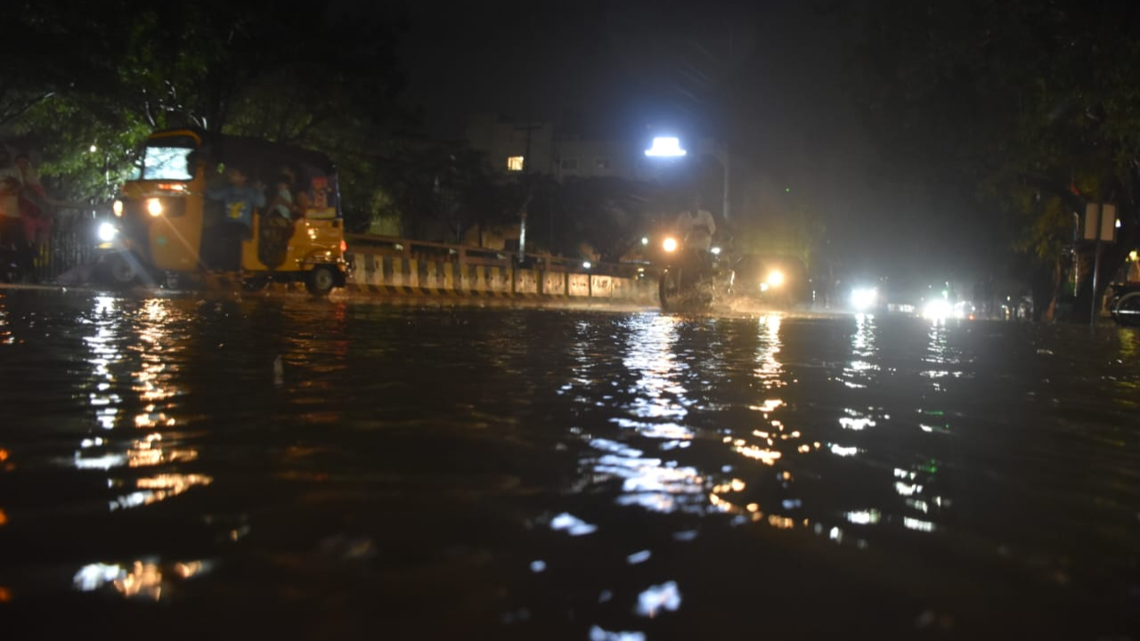 Hyderabad Rains:  హైదరాబాద్‌లో పలుచోట్ల దంచికొడుతున్న  వర్షం