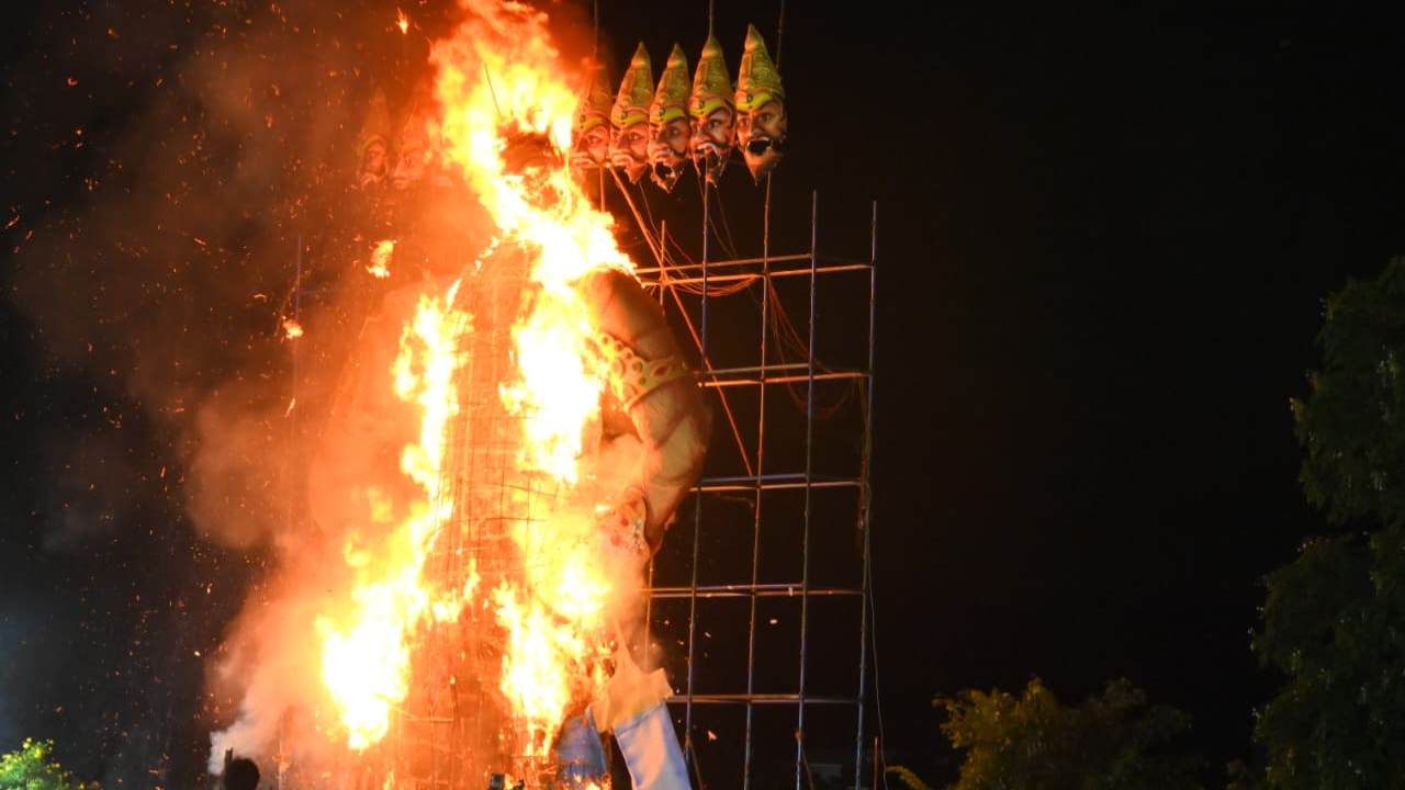  Ravana Dahanam Celebrations: ఘనంగా రావణ దహనం..కనువిందు చేసిన తారాజువ్వలు
