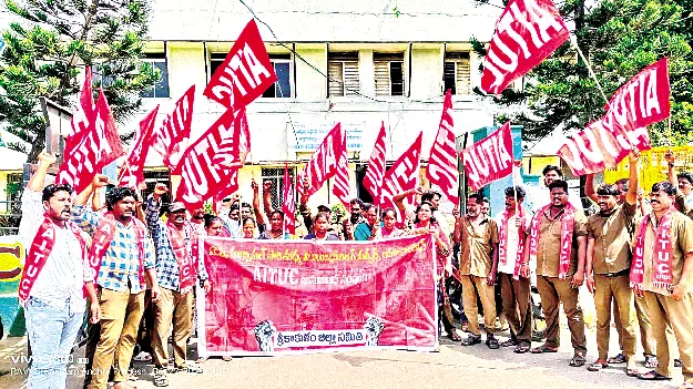 పన్నులు చెల్లించి పట్టణాభివృద్ధికి సహకరించండి