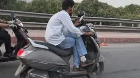Reckless Driving Delhi: కాలుపైకాలేసి స్కూటీపై కూర్చుని డ్రైవింగ్.. పోతావ్ జాగ్రత్త అంటున్న జనాలు 