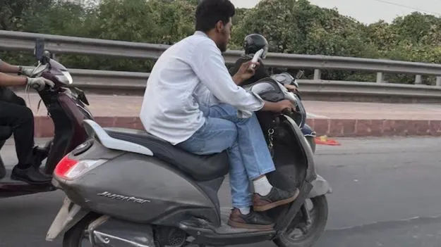 Reckless Driving Delhi: కాలుపైకాలేసి స్కూటీపై కూర్చుని డ్రైవింగ్.. పోతావ్ జాగ్రత్త అంటున్న జనాలు 
