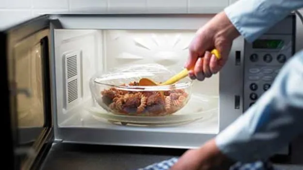 Reheating Food Risks: శీతాకాలం.. ఆహారాన్ని పదే పదే వేడి చేసి తింటున్నారా? జాగ్రత్త! 