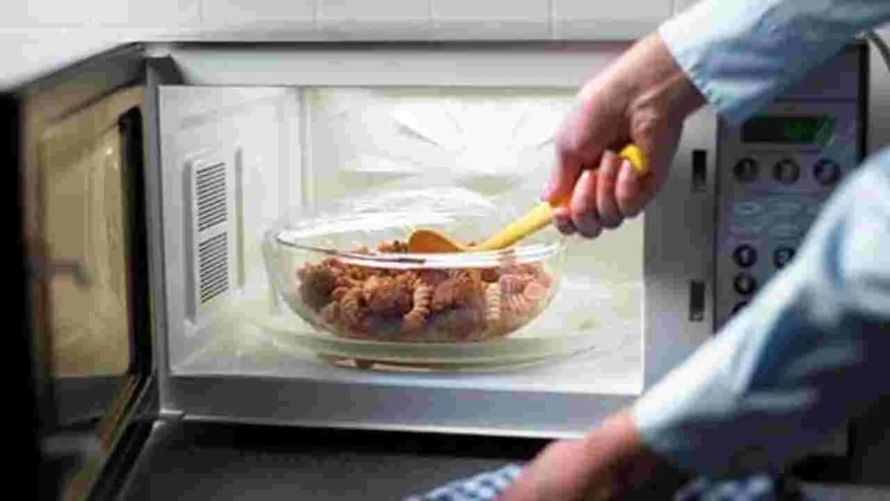 Reheating Food Risks: శీతాకాలం.. ఆహారాన్ని పదే పదే వేడి చేసి తింటున్నారా? జాగ్రత్త! 