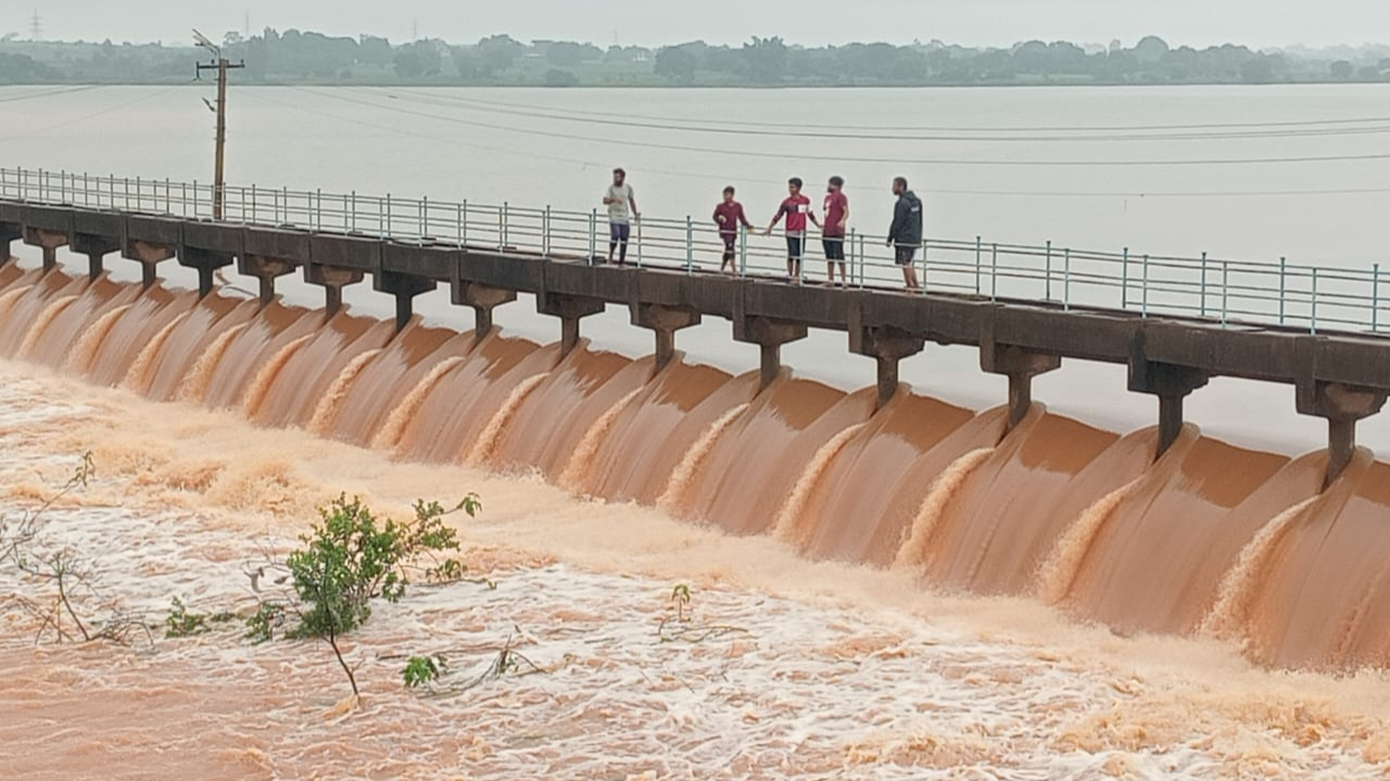 Vikarabad: ఉదృతంగా ప్రవహిస్తున్న శివరెడ్డి పేట్ చెరువు