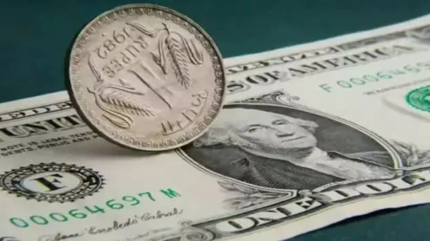 RBI: రూపాయి విలువ స్థిరీకరణకు ఆర్‌బీఐ ప్రయత్నాలు.. 7.7 బిలియన్ డాలర్ల విక్రయం