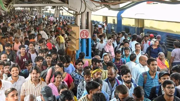 Passenger Rush: పండుగ సీజన్.. రైల్వే స్టేషన్‌లల్లో భారీగా రద్దీ