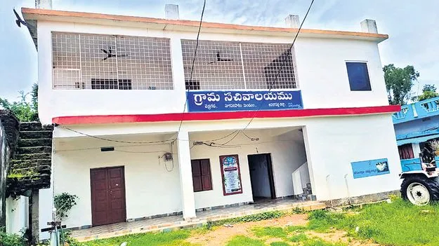 సచివాలయాలపై దృష్టి