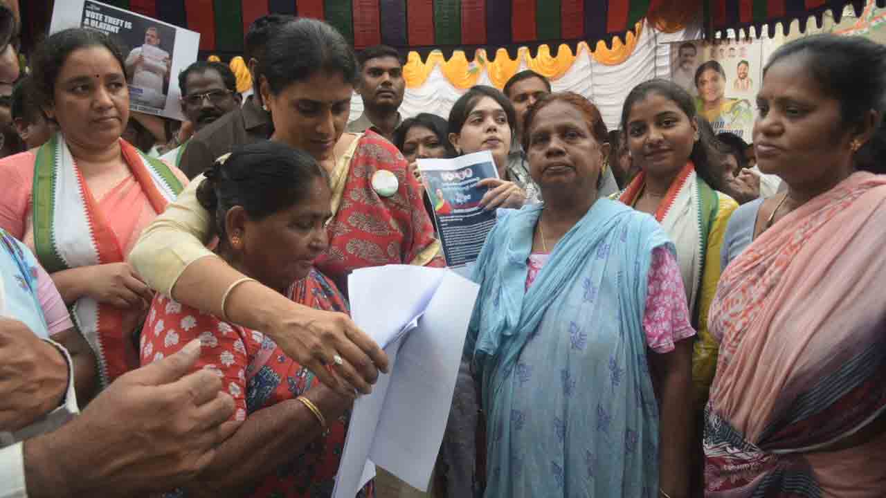 YS Sharmila: విశాఖపట్నంలో ఓట్‌ చోర్‌ - గద్దీ చోడ్‌ కార్యక్రమం.. పాల్గొన్న షర్మిల