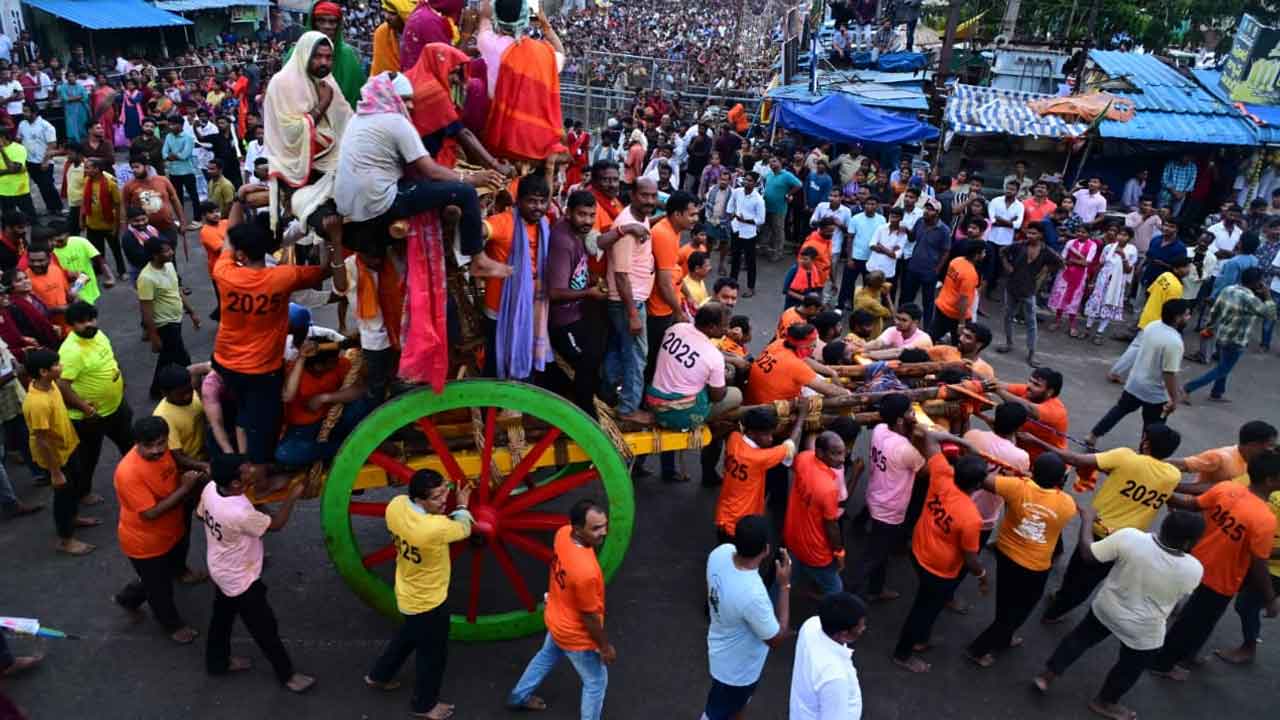 Paidithalli Sirimanotsavam: ఘనంగా పైడితల్లి అమ్మవారి సిరిమానోత్సవం.. భారీగా పాల్గొన్న భక్తులు