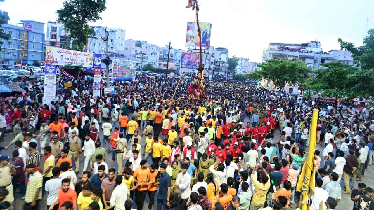 Paidithalli Sirimanotsavam: ఘనంగా పైడితల్లి అమ్మవారి సిరిమానోత్సవం.. భారీగా పాల్గొన్న భక్తులు