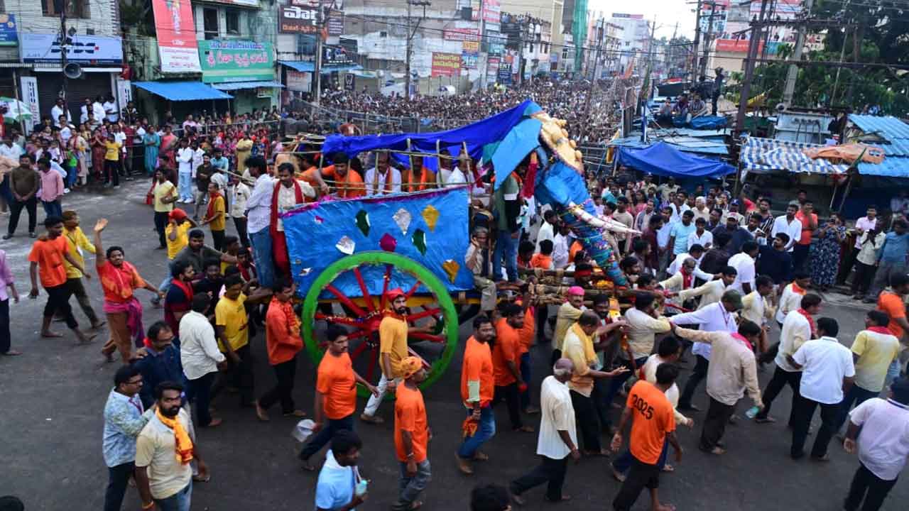 Paidithalli Sirimanotsavam: ఘనంగా పైడితల్లి అమ్మవారి సిరిమానోత్సవం.. భారీగా పాల్గొన్న భక్తులు