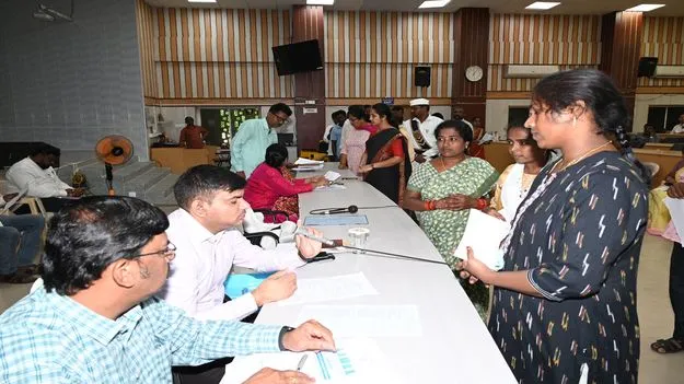 ప్రజావాణికి 318 దరఖాస్తులు