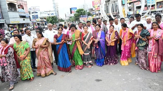  మహిళలకు సీఎం క్షమాపణ చెప్పాలి  