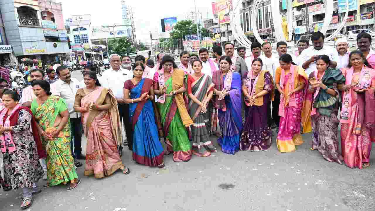 మహిళలకు సీఎం క్షమాపణ చెప్పాలి
