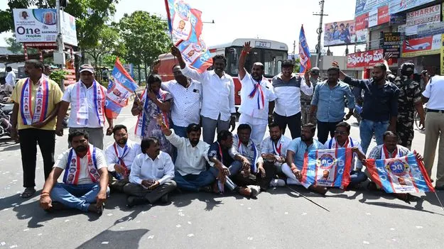 బీసీలందరూ ఏకమై పోరాడాలి