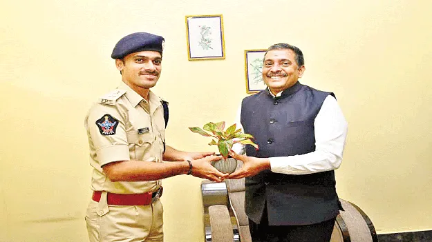 ఈవ్‌టీజింగ్‌కు పాల్పడితే కఠినచర్యలు తీసుకోండి