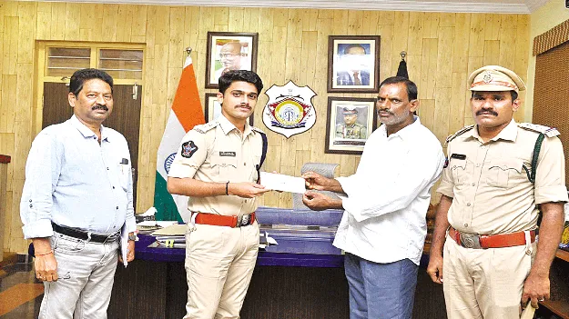 రిటైరైన వారికి సాయం మంచి సంప్రదాయం: ఎస్పీ