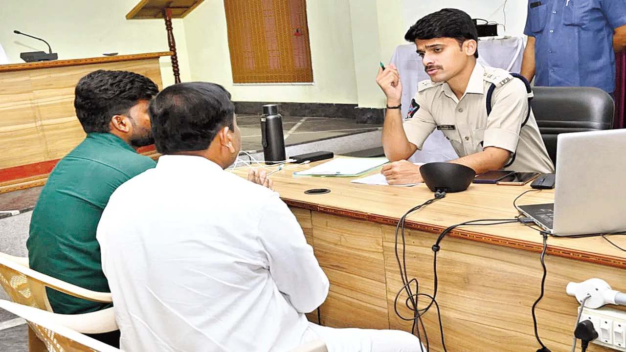 ప్రజా ఫిర్యాదులను సత్వరం పరిష్కరించాలి